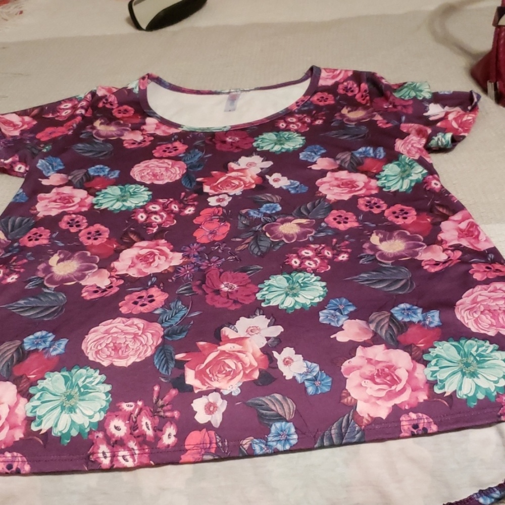 Lularoe t- shirt